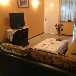 In Guest - Located In A Quiet Area Close To The Train Station And Town Guest house
